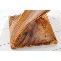 príručný stolík s dizajnovým šmrncom v tmavo hnedej farbe v atypickom tvare zo suarového tropického lakovaného dreva z masívneho exotického dreva v medovo hnedej farbe