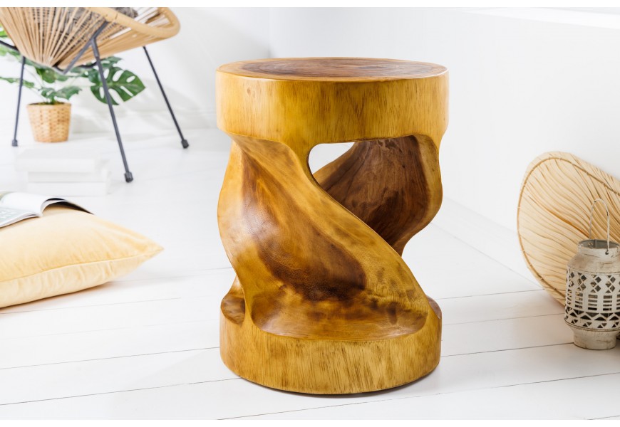 Dizajnový okrúhly príručný stolík Salian v atypickom tvare s perforovaným otvorom z exotického dreva Suar v hnedej medovej farbe