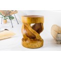 Dizajnový okrúhly príručný stolík Salian v atypickom tvare s perforovaným otvorom z exotického dreva Suar v hnedej medovej farbe