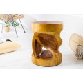 Dizajnový okrúhly príručný stolík Salian s perforovaným otvorom z exotického dreva Suar v hnedej medovej farbe lakovanej farbe v atypickom tvare