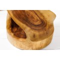 Okrúhly príručný stolík Salian s dizajnovým šmrncom s perforovaným otvorom z exotického dreva Suar v hnedej medovej lakovanej farbe v atypickom tvare