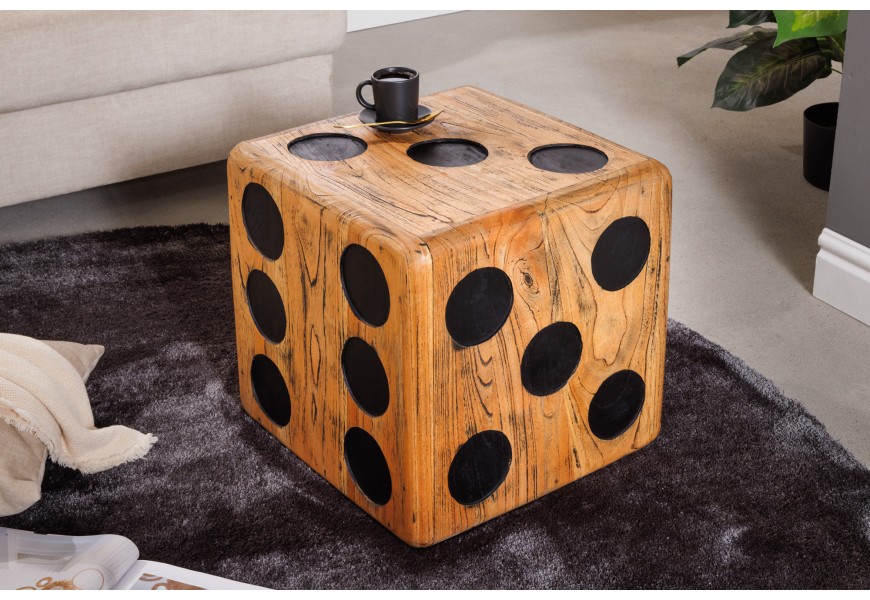Dizajnový príručný stolík z dreva mindi v svetlej hnedej farbe v tvare hracej kocky