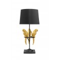 Dizajnová glamour stolová lampa Macaw s čiernou konštrukciou a okrúhlym tienidlom s dekoráciou troch papagájov v zlatej farbe na obruči