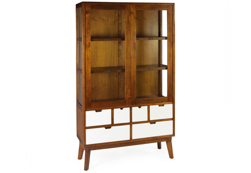 Luxusná hnedá vitrína Norse s dvojitými presklenými dvierkami a šiestimi bielymi zásuvkami v spodnej časti na nožičkách z masívneho mindi dreva