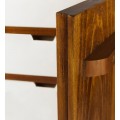 Luxusný príborník Norse z masívneho mindi dreva s dvojitými dvierkami a šiestimi zásuvkami hnedá biela 160 cm