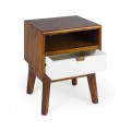 Luxusný masívny nočný stolík Norse z mindi dreva v teplom hnedom odtieni s bielou zásuvkou 55 cm
