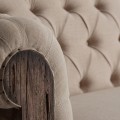 Luxusná vintage sedačka Gretchen so svetlou hnedou drevenou konštrukciou a béžovým čalúnením v chesterfield štýle 238 cm