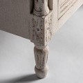 Luxusný biely provensálsky nočný stolík Vinny s vyrezávanými nožičkami a náterom vo vintage štýle 54 cm