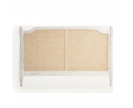 Luxusné provensálske čelo postele Vinny s vyrezávaným rámom v bielej farbe vo vintage štýle z mangového dreva a s viedenským ratanovým výpletom v prírodnej svetlej hnedej farbe