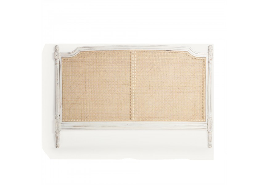 Luxusné provensálske čelo postele Vinny s vyrezávaným rámom v bielej farbe vo vintage štýle z mangového dreva a s viedenským ratanovým výpletom v prírodnej svetlej hnedej farbe