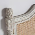 Luxusné provensálske čelo postele Vinny s vyrezávaným bielym rámom a béžovým viedenským ratanovým výpletom 160 cm