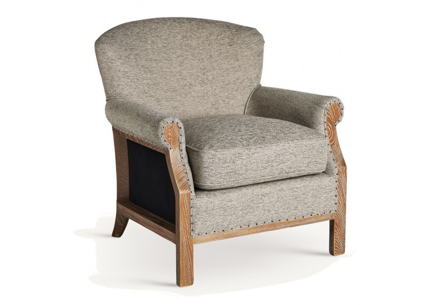 Luxusné čalúnené kreslo Augustin vo vintage štýle so sivým látkovým poťahom a drevenou konštrukciou so zámerne zostarnutým efektom