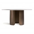 Luxusný moderný okrúhly jedálenský stôl Petalos s tromi hnedými dizajnovými nohami a bielou kamennou doskou 150 cm