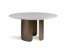 Luxusný moderný okrúhly jedálenský stôl Petalos s tromi hnedými dizajnovými nohami a bielou kamennou doskou 150 cm
