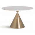 Luxusný okrúhly glamour jedálenský stôl Cronos s bielou vrchnou doskou s mramorovým dizajnom a kovovou nohou v zlatej farbe kužeľovitého tvaru