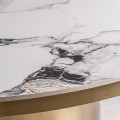 Luxusný art deco okrúhly jedálenský stôl Dorienne so zlatou nohou a bielou vrchnou doskou s mramorovým dizajnom 150 cm