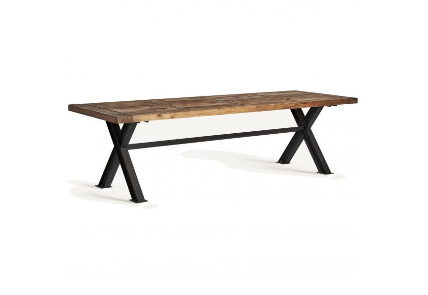 Luxusný obdĺžnikový masívny drevený jedálenský stôl Inar s čiernymi prekríženými kovovými nožičkami a vrchnou doskou v prírodnej hnedej farbe s geometrickým tabuľovým vzorom