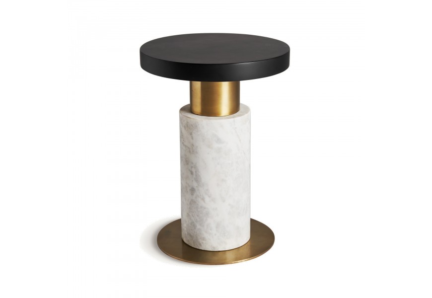 Luxusný moderný  príručný stolík Preston s čiernou okrúhlou vrchnou doskou a jednou nohou z bieleho mramoru s kovovými prvkami v zlatej farbe