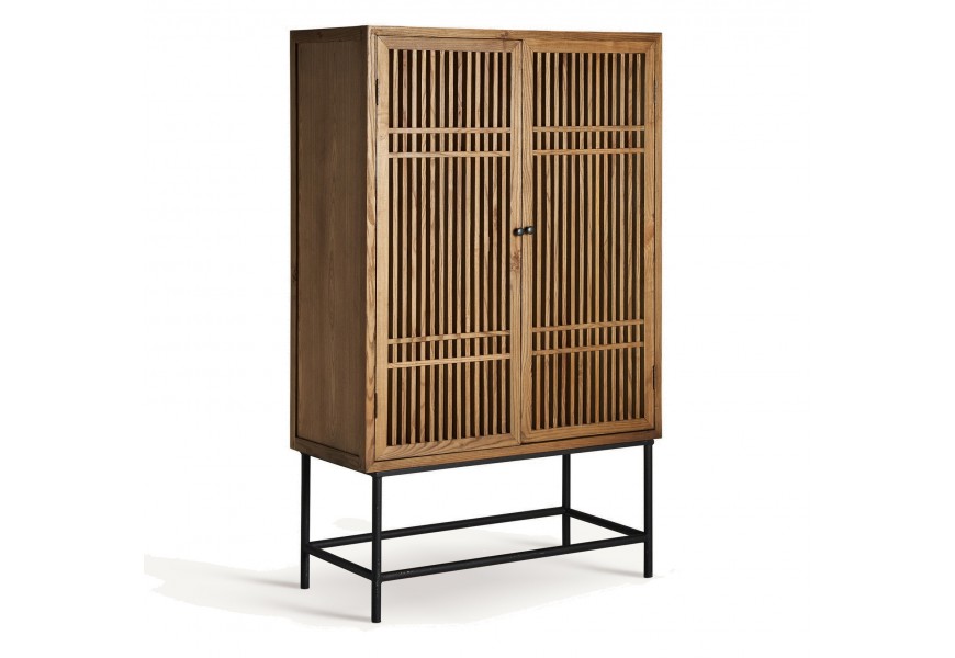 Luxusná orientálna barová skrinka Verdy s vertikálne mrežovanými dvojitými dvierkami v medovej hnedej farbe s podstavou z kovu v čiernej farbe