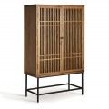 Luxusná orientálna barová skrinka Verdy s vertikálne mrežovanými dvojitými dvierkami v medovej hnedej farbe s podstavou z kovu v čiernej farbe