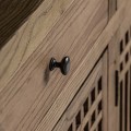 Luxusný orientálny obdĺžnikový trojdverový príborník Verdy s čiernou matnou kovovou konštrukciou v hnedej medovej farbe z brestového dreva