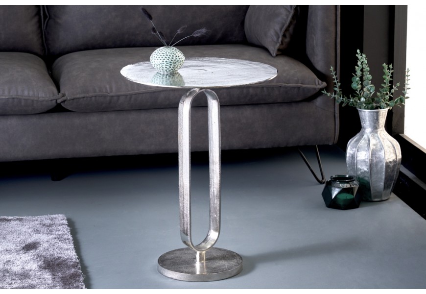 Art deco okrúhly strieborný kovový príručný stolík Zendy s glamour nádychom 60 cm