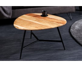 Dizajnový industriálny konferenčný stolík Dalbergio s trojuholníkovou vrchnou doskou z masívneho akáciového dreva a s čiernymi kovovými nožičkami