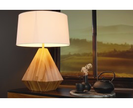 Dizajnová svetlá hnedá nočná lampa Gemma s podstavou v diamantovom tvare z teakového dreva s bielym okrúhlym textilným tienidlom s kovovou konštrukciou v zlatej farbe