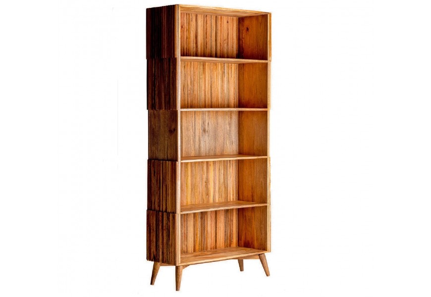 Luxusná masívna svetlo hnedá knižnica Plissé Nature z mangového dreva s vyrezávaným vertikálnym lamelovým reliéfom na nožičkách s piatimi policami
