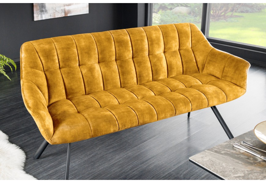 Moderná dizajnová lavica Mariposa s opierkou s čalúnením s dekoratívnym prešívaním do štvorca s horčicovo žltým zamatovým poťahom a čiernymi kovovými nožičkami