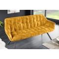 Moderná dizajnová lavica Mariposa s opierkou s čalúnením s dekoratívnym prešívaním do štvorca s horčicovo žltým zamatovým poťahom a čiernymi kovovými nožičkami