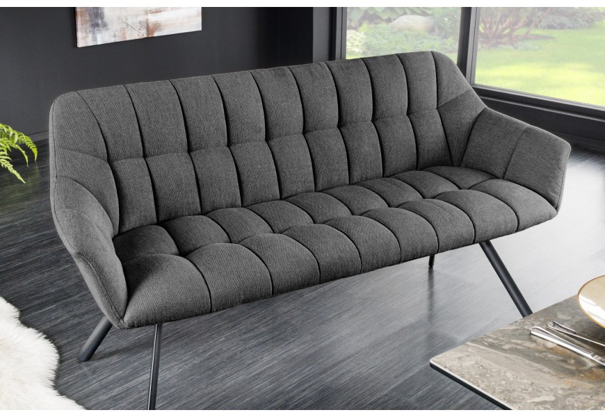 Dizajnová moderná lavica Mariposa s prešívaným čalúnením a poťahom zo štruktúrovanej látky v antracitovej čiernej farbe so šikmými kovovými nožičkami