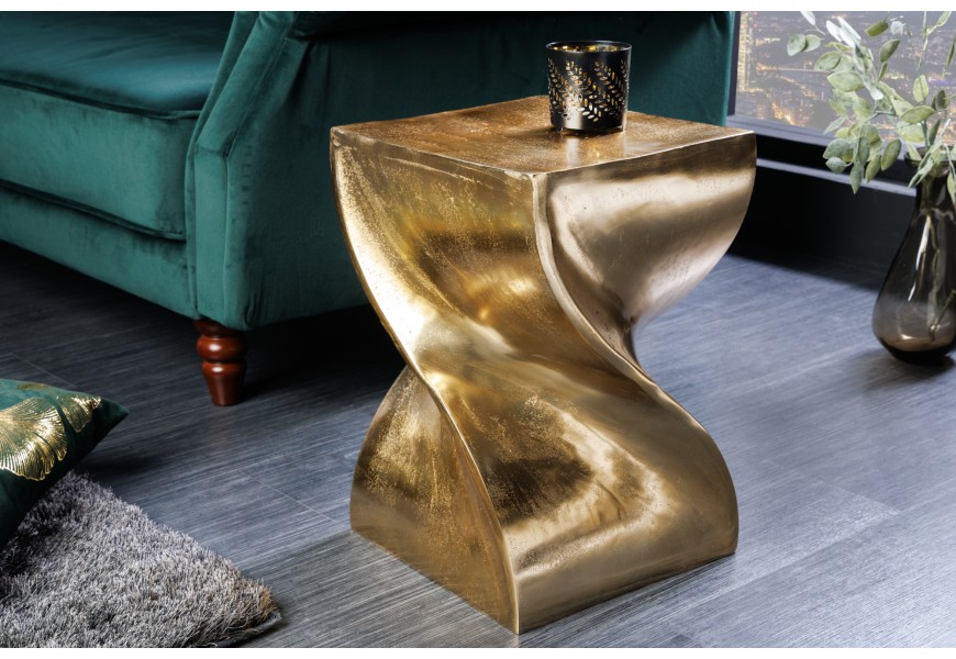 Moderný glamour zlatý príručný stolík Twist so štvorcovou vrchnou doskou so zatočenou podstavou z kovovej zliatiny