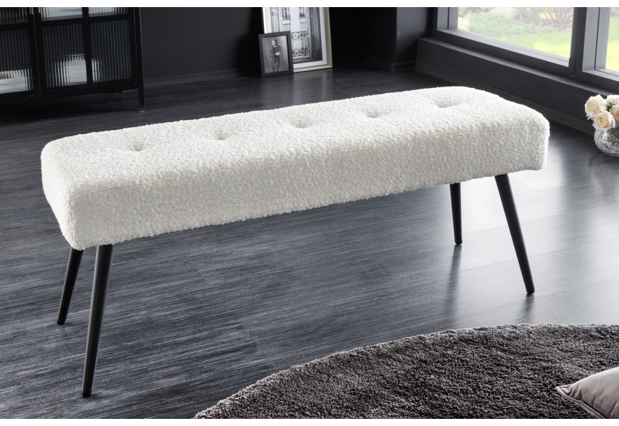 Moderná dizajnová biela lavica Soreli s penovým čalúnením a bielym poťahom z buklé látky s dekoratívnym prešívaním na čiernych matných kovových nožičkách
