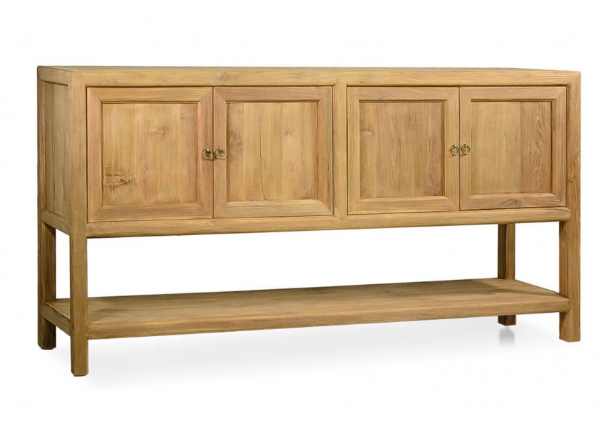 Luxusný koloniálny svetlohnedý príborník Calladia z masívneho tíkového dreva so štyrmi dvierkami so zlatými kovovými úchytkami a širokou otvorenou policou v spodnej časti