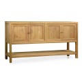 Luxusný koloniálny svetlohnedý príborník Calladia z masívneho tíkového dreva so štyrmi dvierkami so zlatými kovovými úchytkami a širokou otvorenou policou v spodnej časti