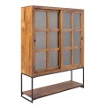 Luxusná industriálna hnedá vitrína Elonie z masívneho mangového dreva s dvomi presklenými posuvnými dvierkami na čiernej kovovej podstave s policou