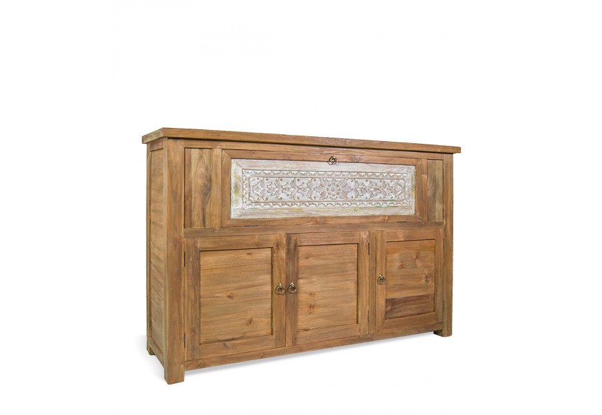 Koloniálny orientálny svetlo hnedý kredenc Calladia z masívneho teakového dreva  so tromi dvierkami v spodnej časti a jednými širokými dvierkami s florálnym ornamentom vo vrchnej časti