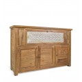 Koloniálny orientálny svetlo hnedý kredenc Calladia z masívneho teakového dreva  so tromi dvierkami v spodnej časti a jednými širokými dvierkami s florálnym ornamentom vo vrchnej časti