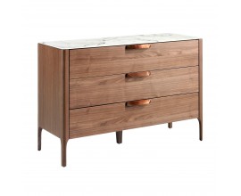 Moderná luxusná hnedá drevená komoda Forma Moderna s tromi zásuvkami s medenými kovovými hranatými úchytkami a bielo sivou vrchnou mramorovou doskou