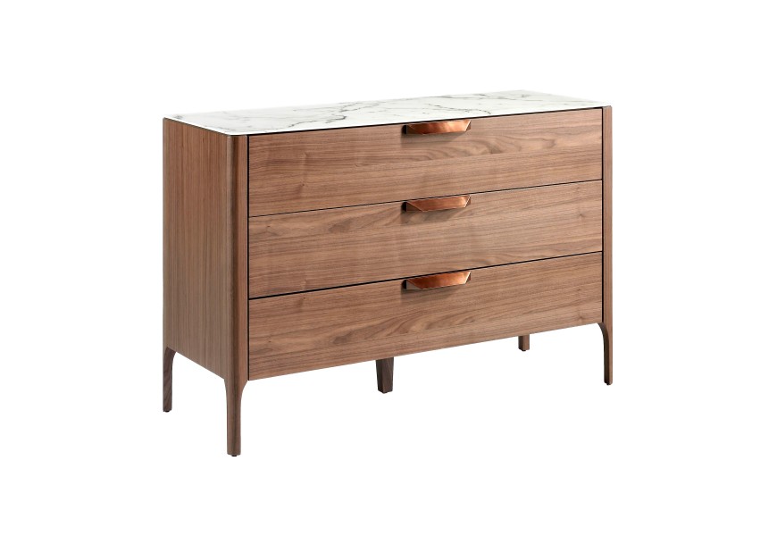 Moderná luxusná hnedá drevená komoda Forma Moderna s tromi zásuvkami s medenými kovovými hranatými úchytkami a bielo sivou vrchnou mramorovou doskou