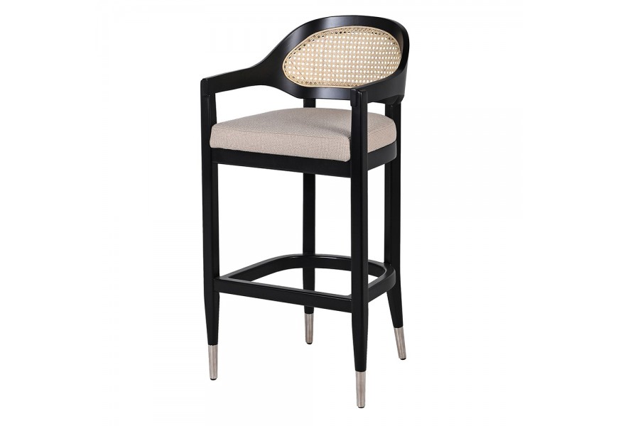Dizajnová ratanová barová stolička Ryan s rámom z masívneho dreva v čiernej farbe s viedenským výpletom oválnej opierky v svetlej béžovej farbe a čalúnenou sedacou časťou so sivým poťahom s lesklým chrómovým ukončením nožičiek