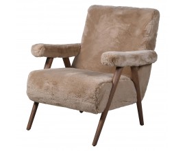 Dizajnové vidiecke svetlohnedé kreslo Fluffy s poťahom z ovčej kožušiny s tmavohnedým rámom z dubového dreva s čalúnenou opierkou na ruky
