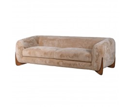 Luxusná moderná trojmiestna čalúnená sedačka Fluffy s dizajnovými tmavohnedými nohami z orechového dreva a poťahom z ovčej kožušiny v béžovej farbe