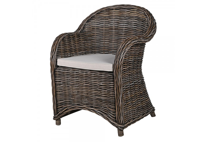 Dizajnové čierne záhradné kreslo Cuba z ratanu s opierkami na ruky a plným výpletom na podstave s penovým podsedákom s textilným poťahom v bielej farbe