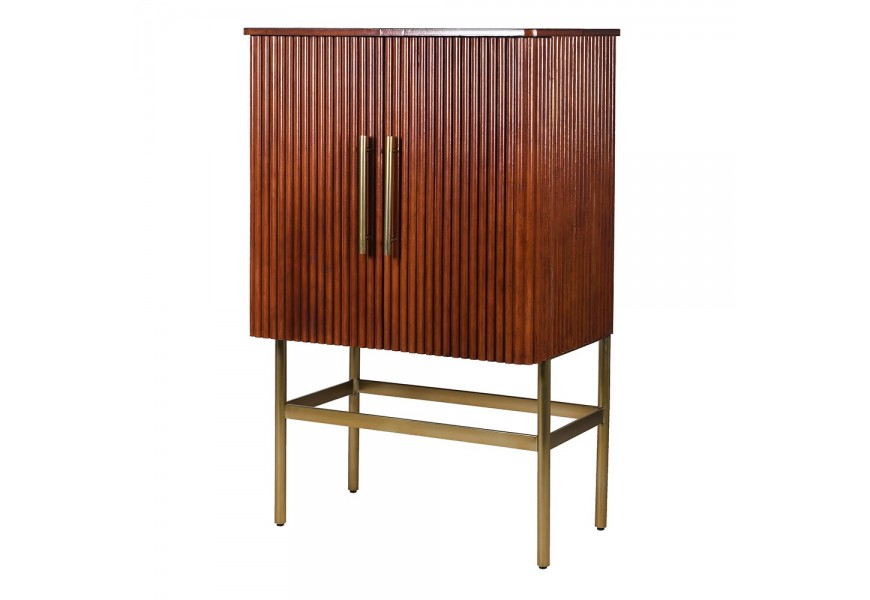 Luxusná art deco barová skrinka Peena s hnedým poťahom z kože a čiernym koženým interiérom s nožičkami z nehrdzavejúcej ocele bronzovej farby