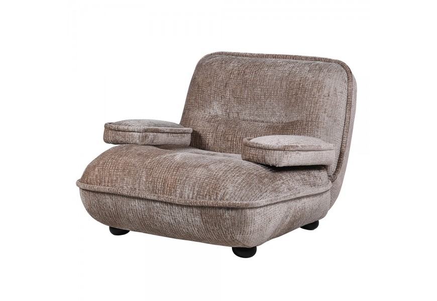 Luxusné moderné hnedo sivé kreslo Harea s mohutnou obdĺžnikovou sedacou časťou a nízkymi opierkami na ruky s textilným poťahom s výraznou štruktúrou látky s okrúhlymi čiernymi nožičkami