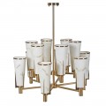 Luxusný glamour bielo zlatý luster Lilliana s leštenou mosadznou konštrukciou a dvanástimi ramenami v dvoch úrovniach a kužeľovitými tienidlami zo živice s dizajnom alabastru