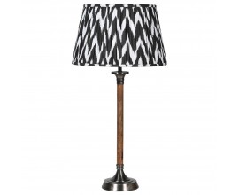 Dizajnová veľká etno nočná lampa Slim s úzkou drevenou nohou z manga v hnedej farbe a kovovým strieborným lesklým zakončením s tienidlom v tvare zrezaného kužeľa s textilným poťahom v čierno bielej farbe s ikat vzorom