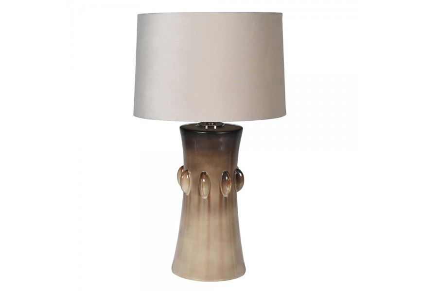 Moderná dizajnová slonovinová béžová keramická stolná lampa Ivy s valcovitou nohou s tmavším farebným gradientom a poloblúkovými reliéfnymi dekoračnými prvkami s bielym textilným tienidlom z bavlny